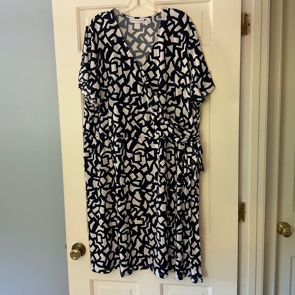 Susan Graver Liquid Knit Faux Wrap Dress Navy Blue Geometric Print Plus Size 3X - Picture 2 of 12